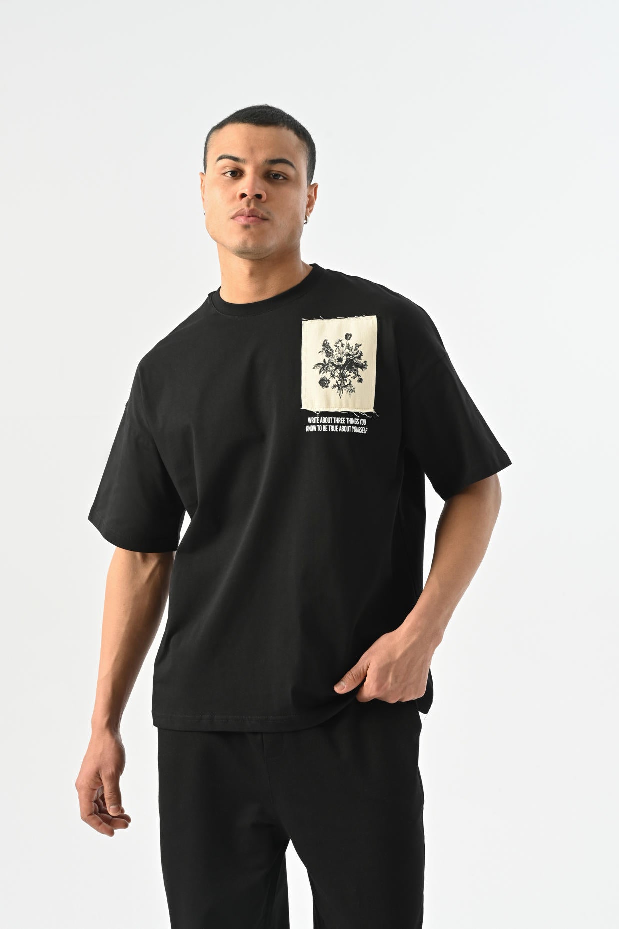 Çiçek Desenli Patch Detaylı Overisize T-shirt - Siyah
